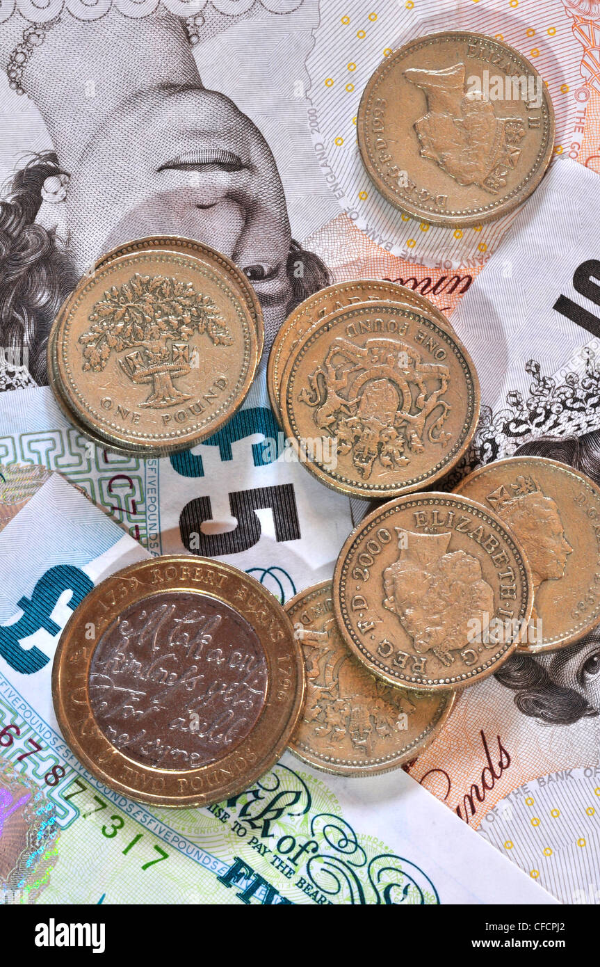 Une sélection de billets et pièces - sterling UK Banque D'Images