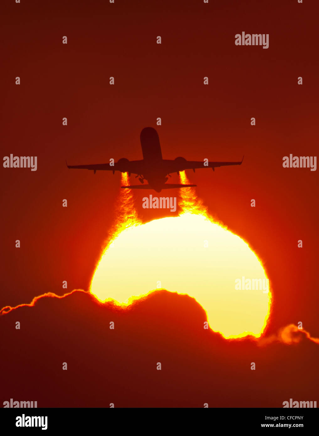 Ligne d'échappement des moteurs d'un 737 d'Air Canada qui décolle au coucher du soleil. Banque D'Images