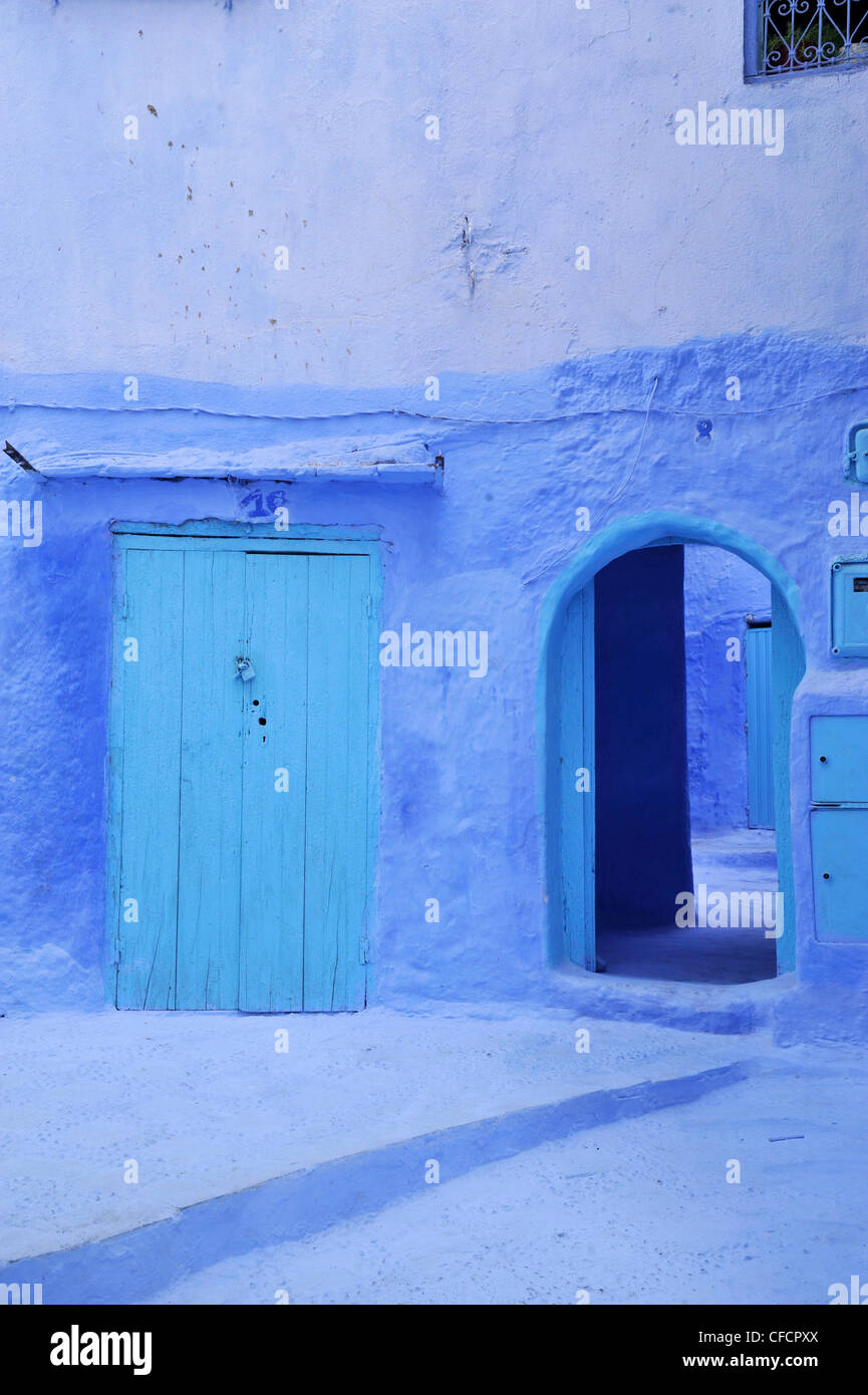 Des murs bleus et des portes à Chefchaouen, Maroc, montagnes Riff, Afrique Banque D'Images