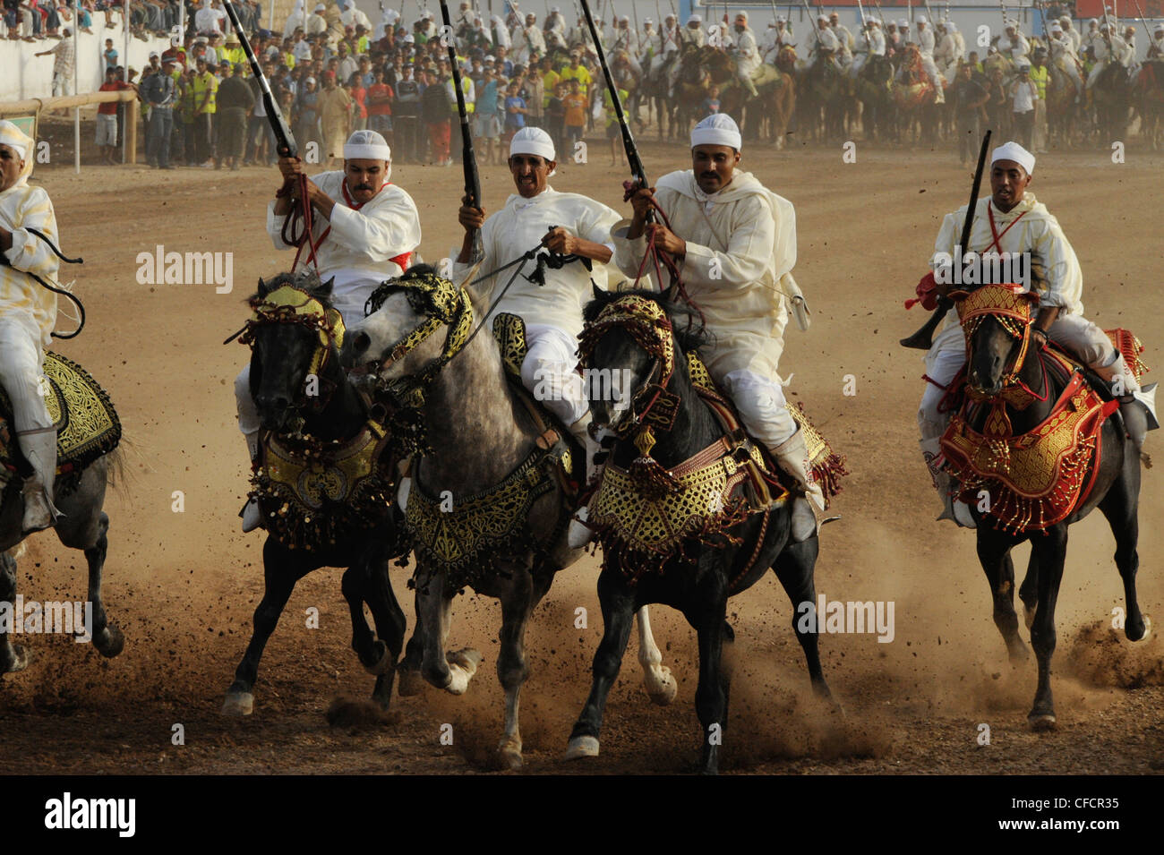 Hommes à cheval armés de fusils, fantasia festival pour le Moussem de Moulay Abdallah, près d'el-Jadida, Côte Atlantique, Maroc, Af Banque D'Images