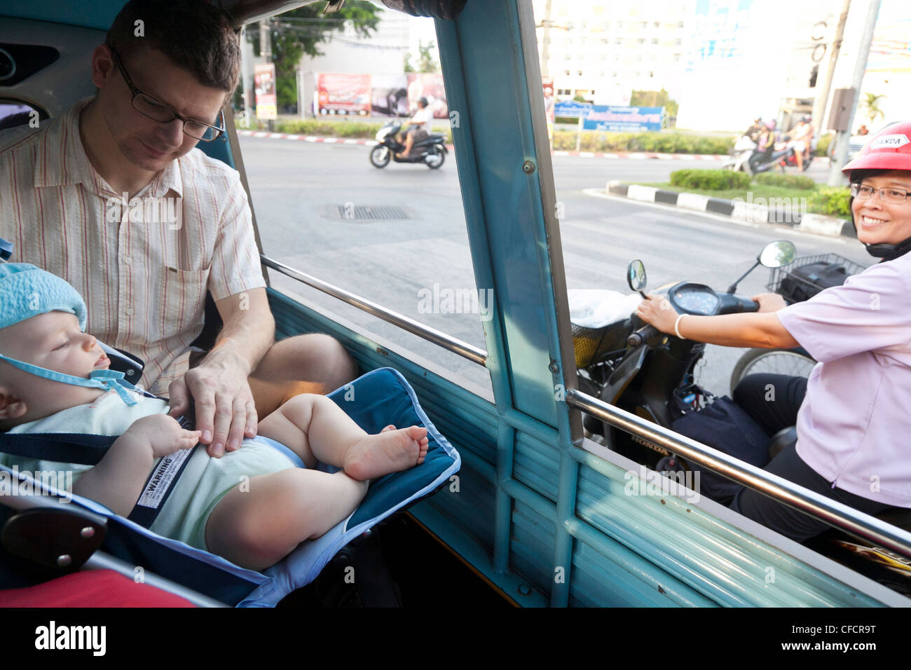 Père allemand et son petit fils dans un tuktuk, Phuket, Thailande, Asie Banque D'Images