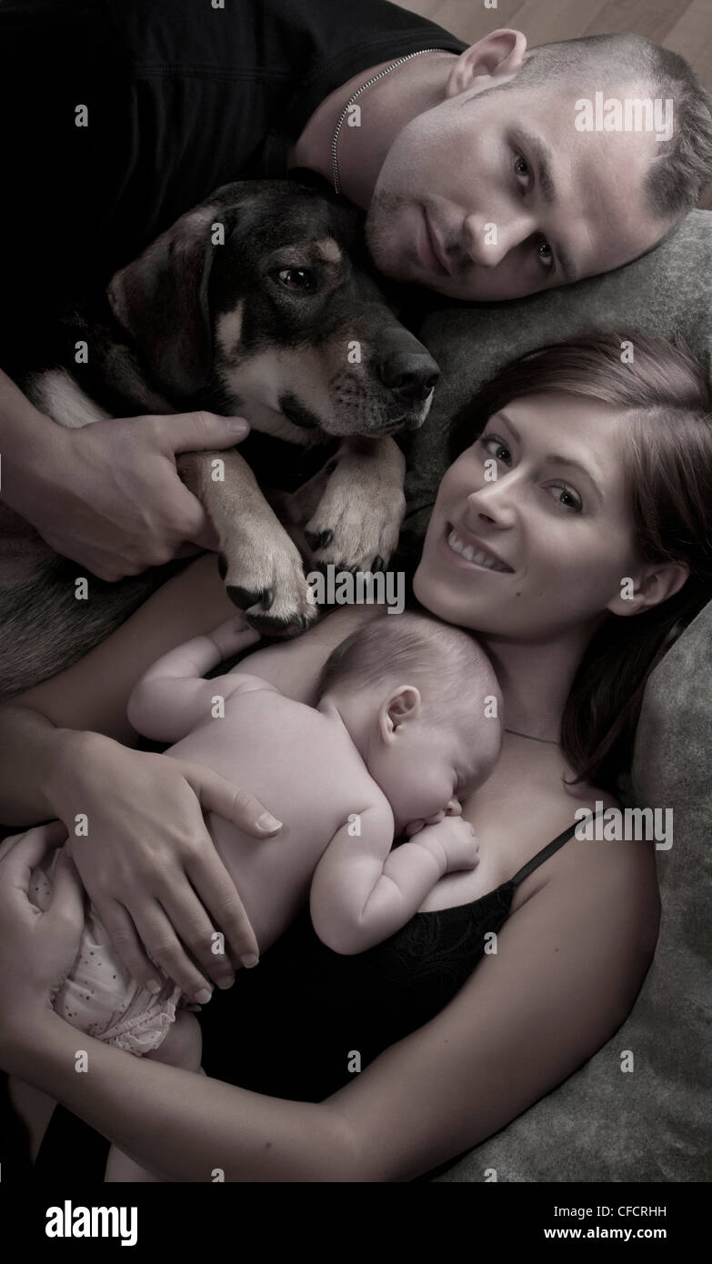 Une Famille Avec Chien Et Bebe Photo Stock Alamy