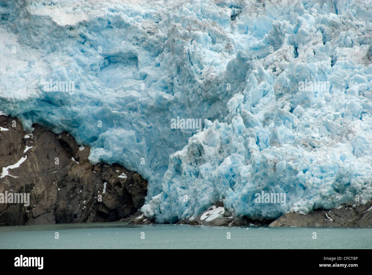 Cascade de glace à la fin du glacier émissaire, le long du côté nord de Prins Christian Sund, pointe sud du Groenland, Greenland Banque D'Images