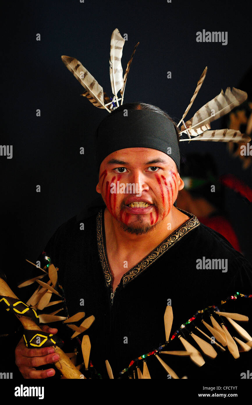 Quw'utsun' Dancer performing Quw'utsun' Banque D'Images