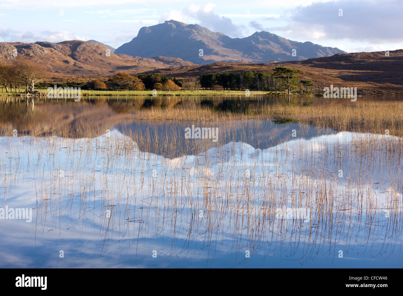 Loch Nan Dailthean Beinn Airigh et la hausse de l'omble chevalier en arrière-plan, près de Tournaig, Wester Ross, Highlands, Scotland, UK Banque D'Images