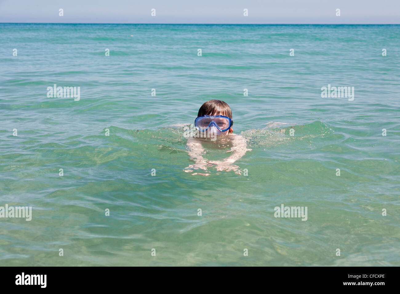 Garçon avec un masque de plongée natation dans l'océan Atlantique, Costa Calma, Fuerteventura, Îles Canaries, Espagne Banque D'Images