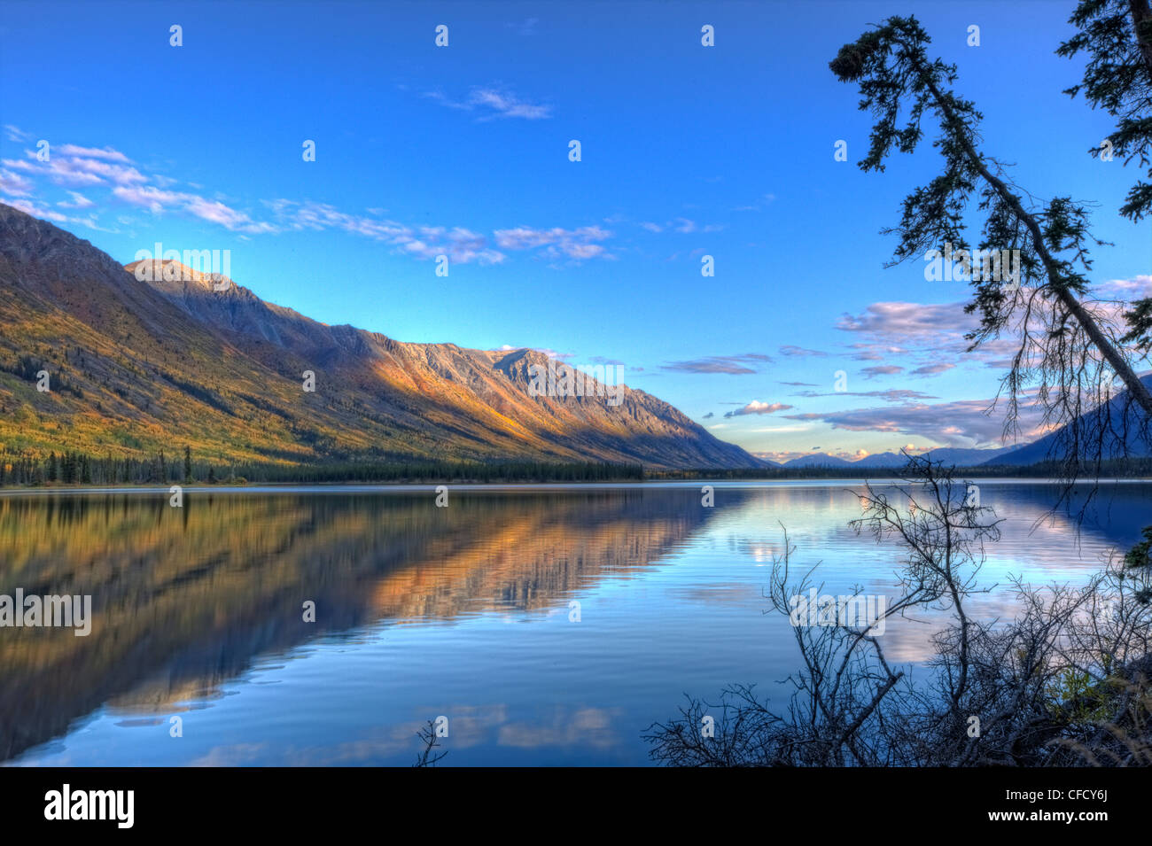 Soirée d'été tranquille, Annie Lake, Yukon, Canada. Banque D'Images