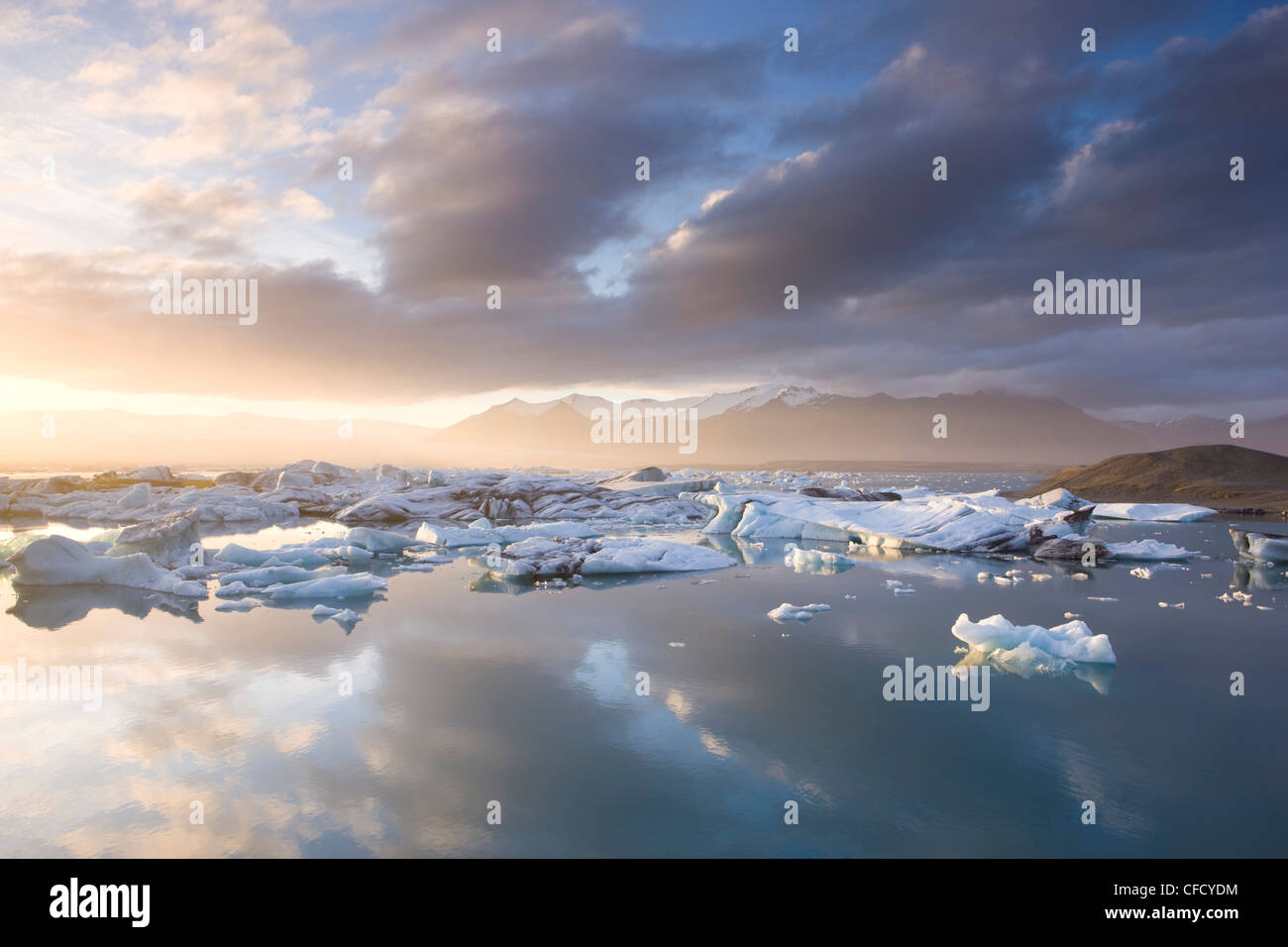 Les icebergs, sur le Jokulsarlon glacial lagoon au coucher du soleil, l'Islande, les régions polaires Banque D'Images