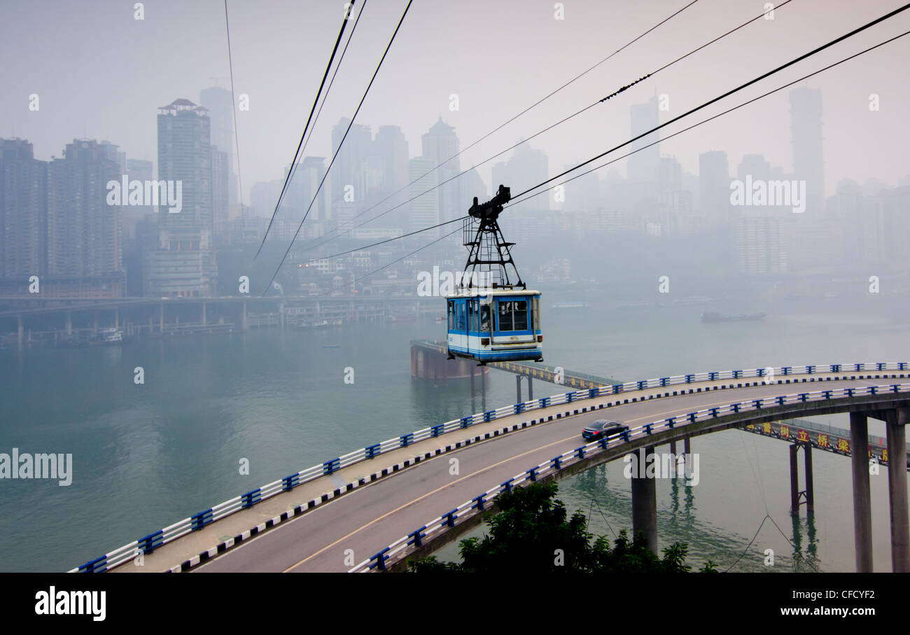 Vue urbaine avec téléphérique, ville de Chongqing, Chongqing, Chine, Asie Banque D'Images