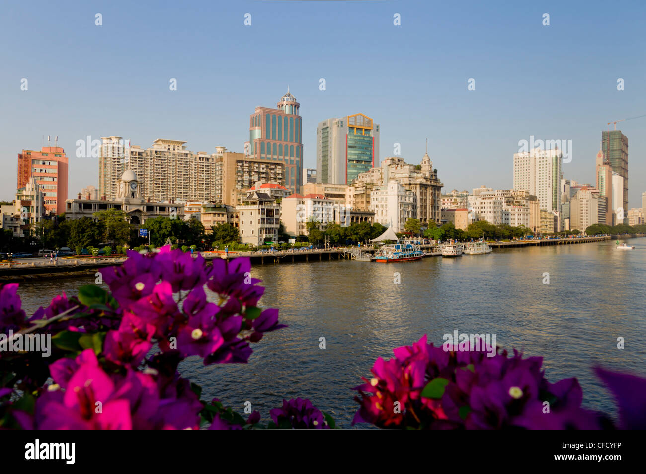 Rivière et ville, Guangzhou, Guangdong, China, Asia Banque D'Images