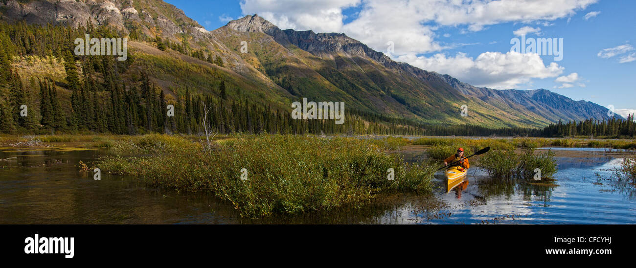 Kayak sur Annie Lake, Yukon, Canada. Banque D'Images