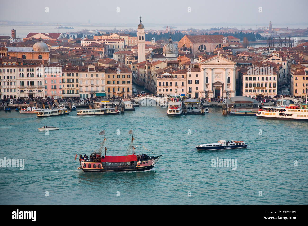 Vue de la Riva degli Schiavoni, l'île de San Giorgio Maggiore, à Venise, Vénétie, Italie Banque D'Images