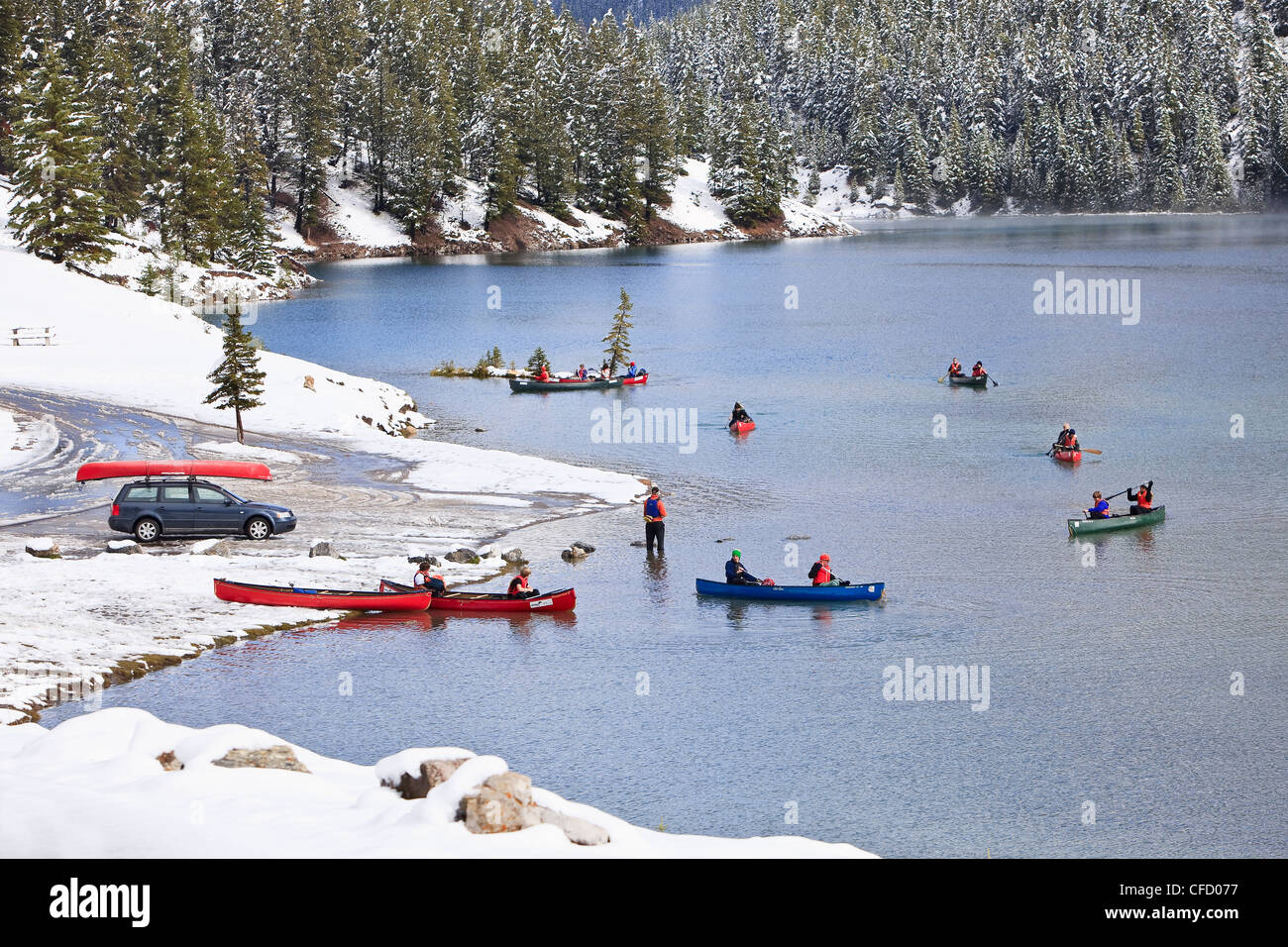 Les jeunes adolescents de canoë dans le lac Two Jack après une récente chute de neige. Le parc national Banff, Alberta, Canada. Banque D'Images