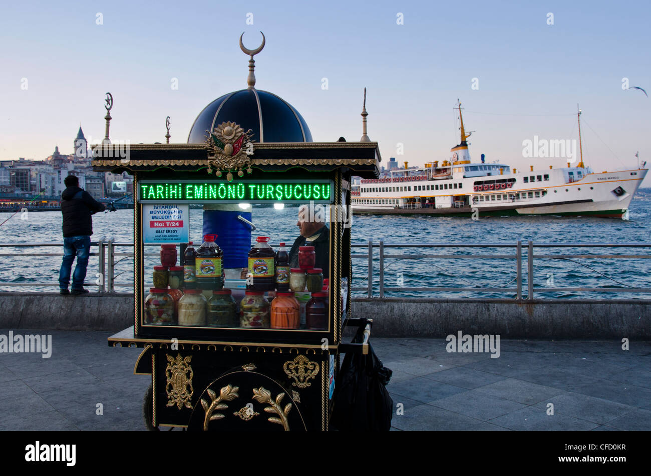 Kiosque alimentaire sur la Corne d'or par le pont de Galata, situé dans le quartier d'Eminönü à Istanbul, Turquie. Banque D'Images