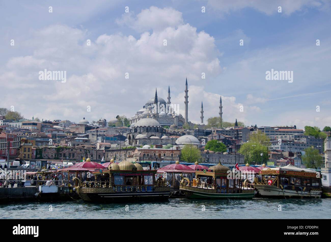 Restaurants flottants et la mosquée de Rüstem Pacha, situé dans le quartier d'Eminönü à Istanbul, Turquie. Banque D'Images