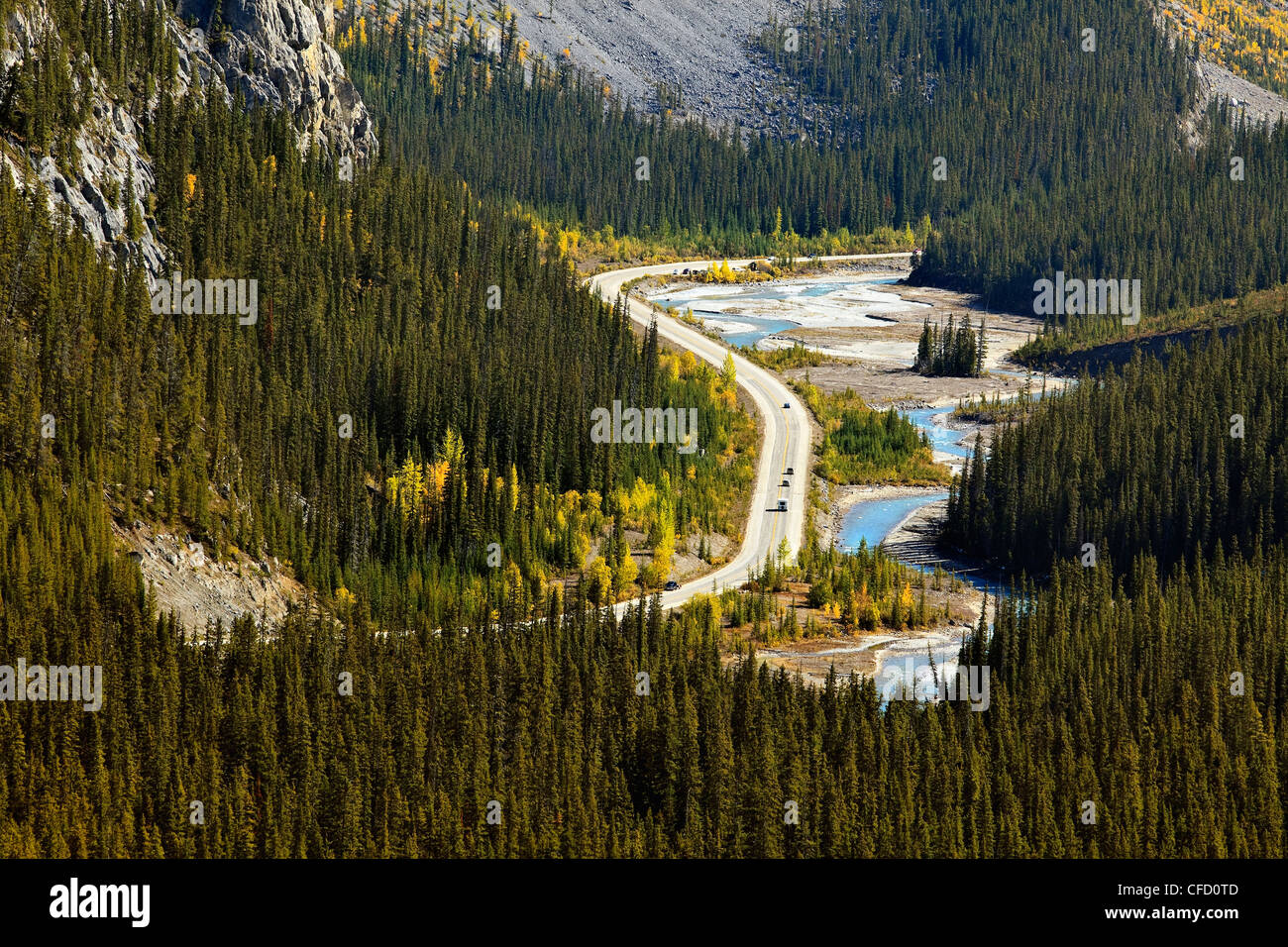 La rivière Sunwapta et promenade des Glaciers, serpentant à travers le Parc National de Jasper, Alberta, Canada. Banque D'Images