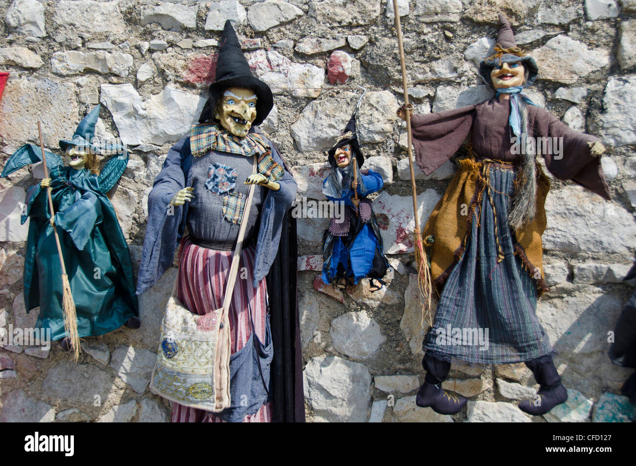 Marionnettes sorcières à Didim, Turquie sur la côte égéenne. Banque D'Images