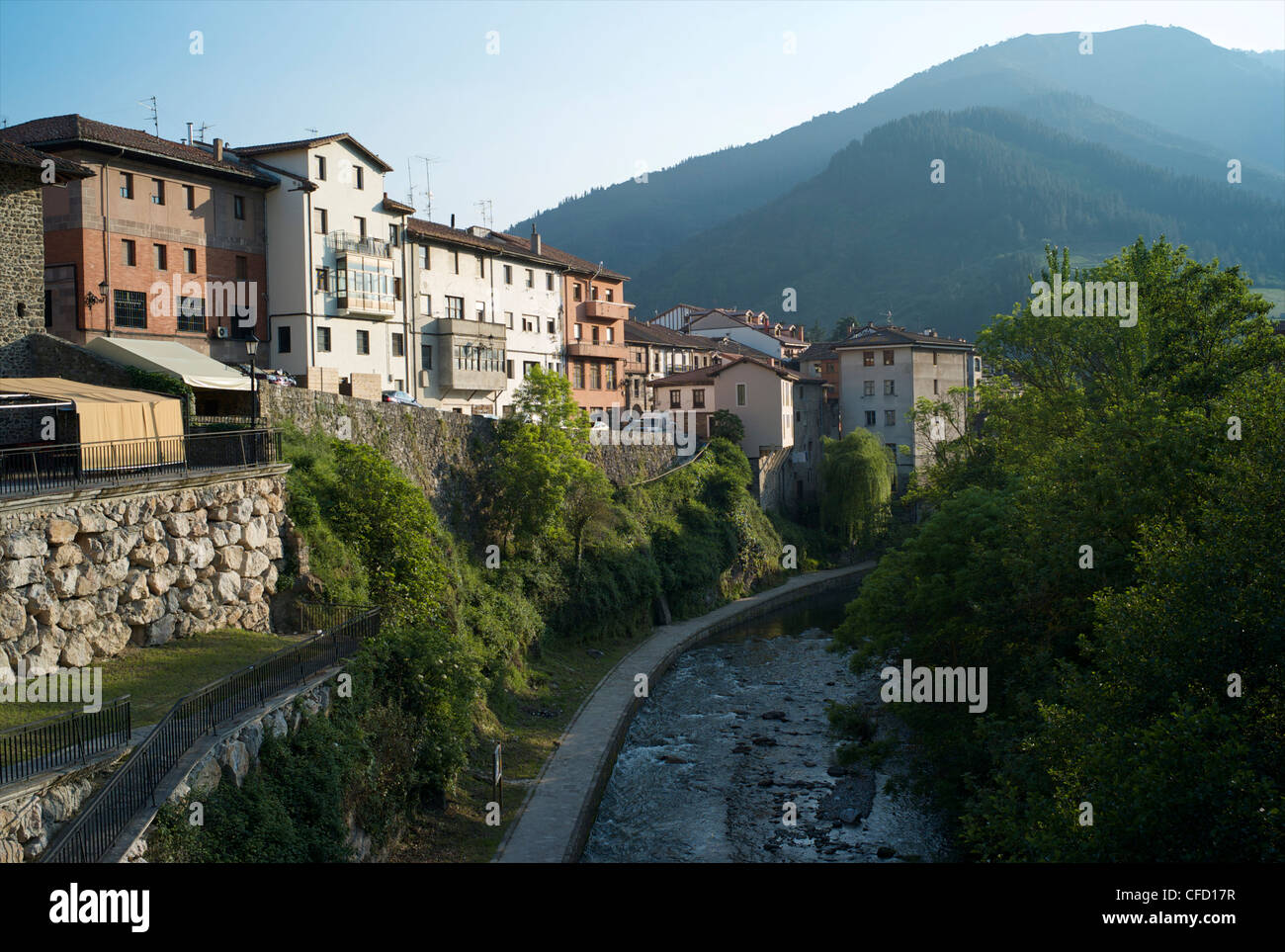 La rivière Deva, Potes, Cantabria, Spain, Europe Banque D'Images