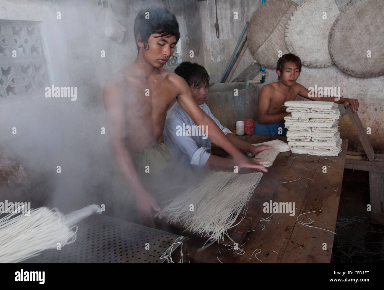 Noodle factory, Hsipaw, dans le Nord de l'État de Shan, Myanmar, en Asie Banque D'Images