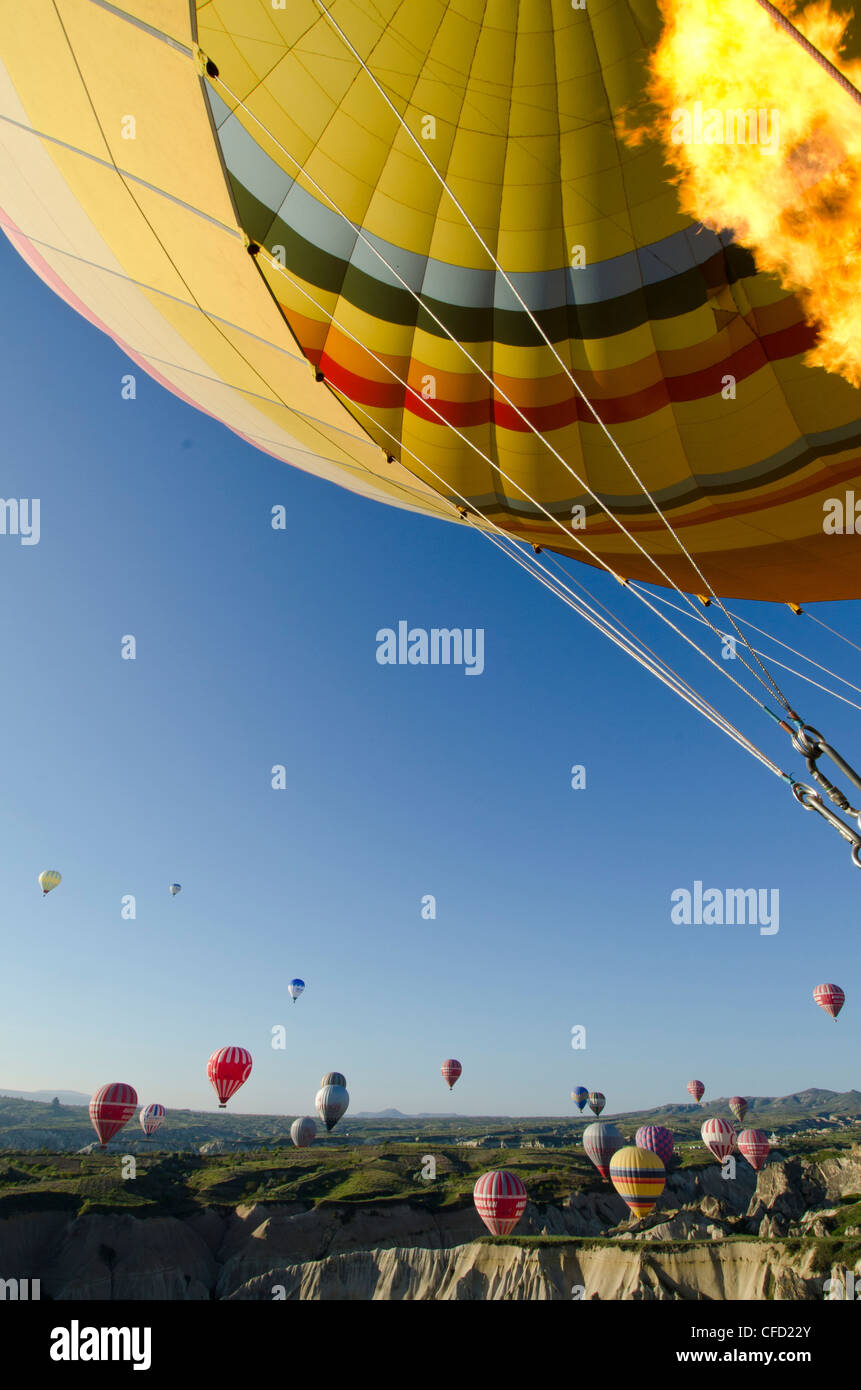 La montgolfière à Goreme, Cappadoce, aussi Capadocia, Anatolie centrale, principalement dans la province de Nevşehir, Turquie Banque D'Images