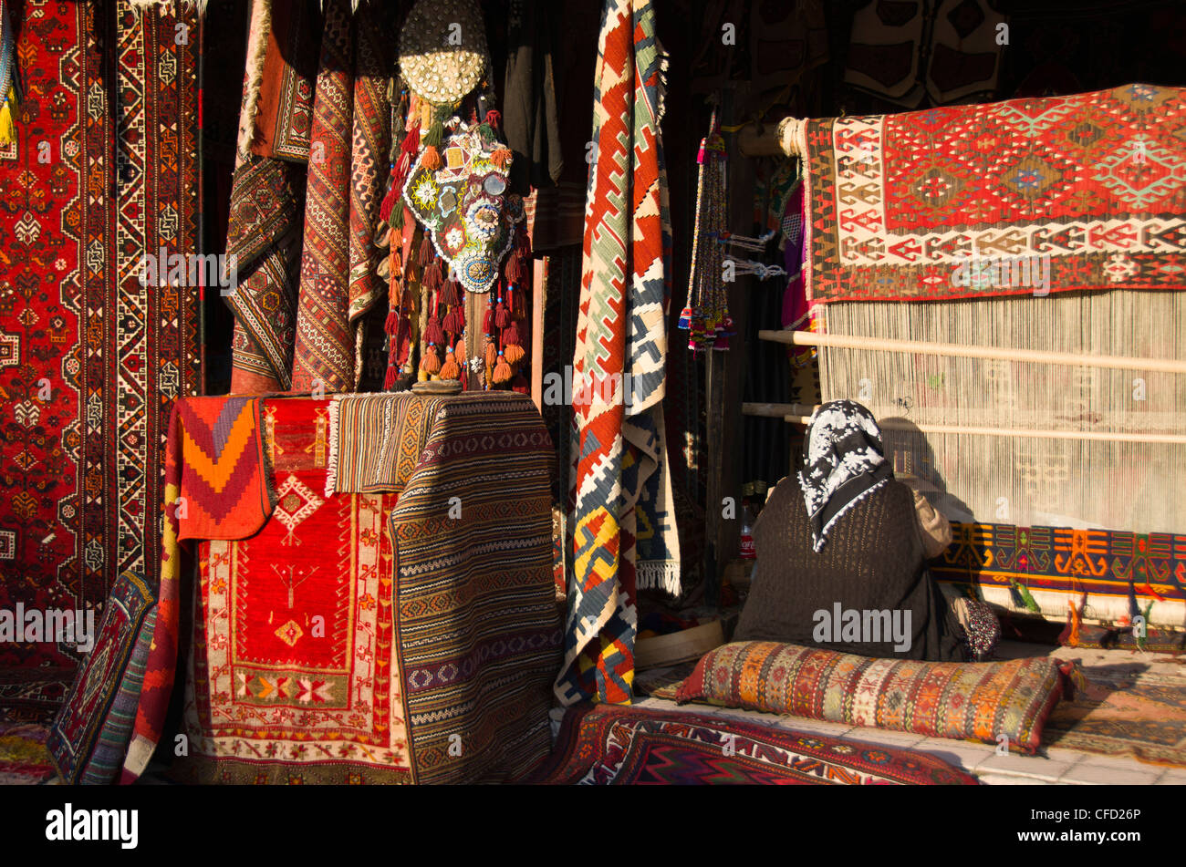 Boutique Tapis avec weaver à Goreme, Cappadoce, aussi Capadocia, Anatolie centrale, principalement dans la province de Nevşehir, Turquie Banque D'Images