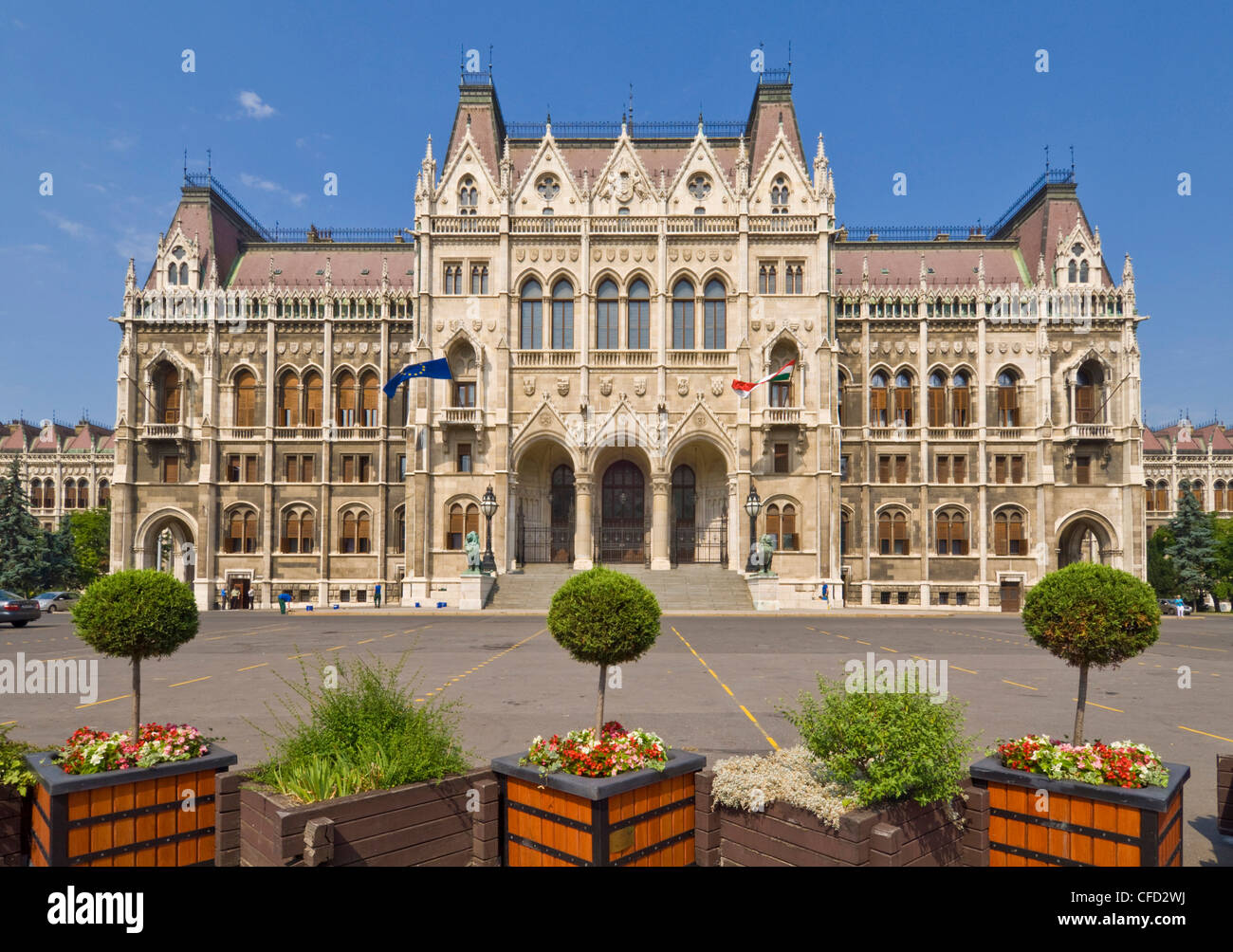Entrée principale de l'édifice néo-gothique du Parlement hongrois, conçu par Imre Steindl, datant de 1902, Budapest, Hongrie Banque D'Images