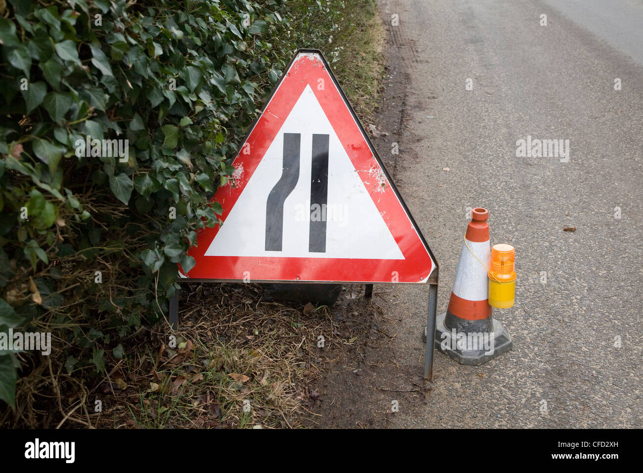 Narrows Road sign triangle rouge UK Banque D'Images