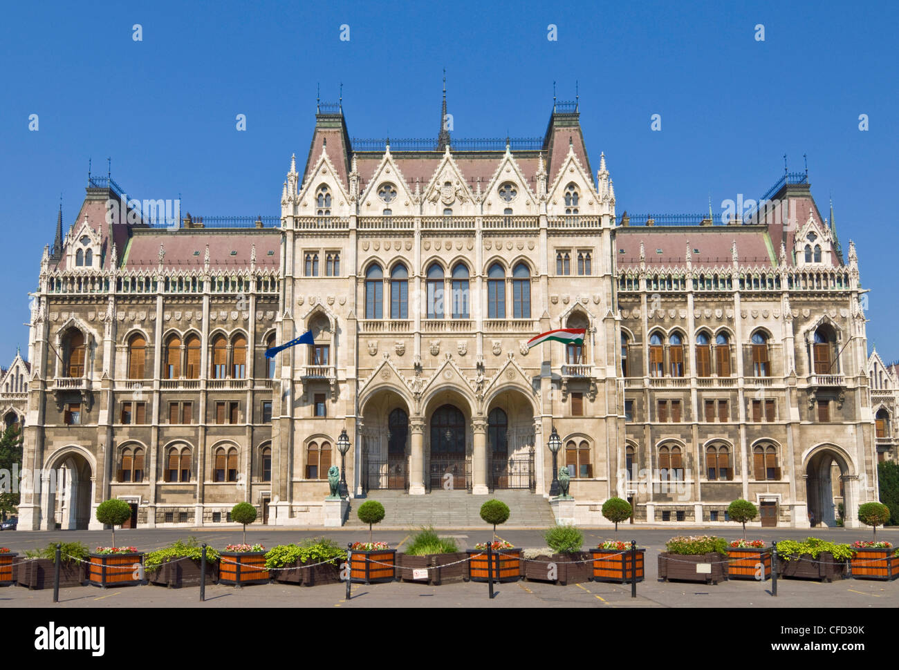 Le Parlement hongrois néo-gothique,porte d'entrée, conçu par Imre Steindl, Budapest, Hongrie, Europe Banque D'Images