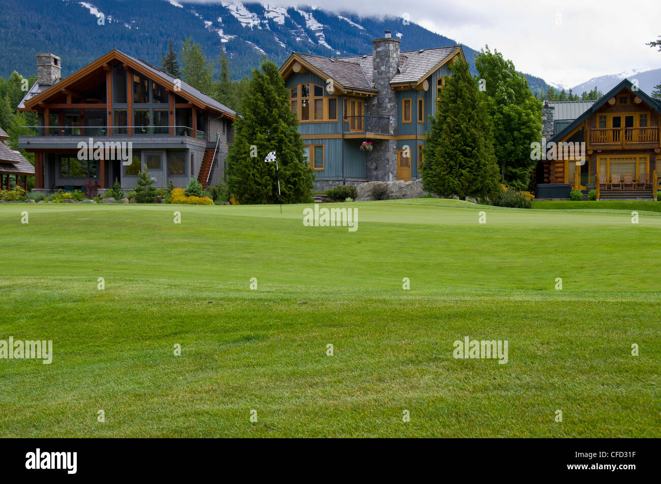 Niklaus North golf course avec maisons côté vert, Whistler, British Columbia, Canada Banque D'Images