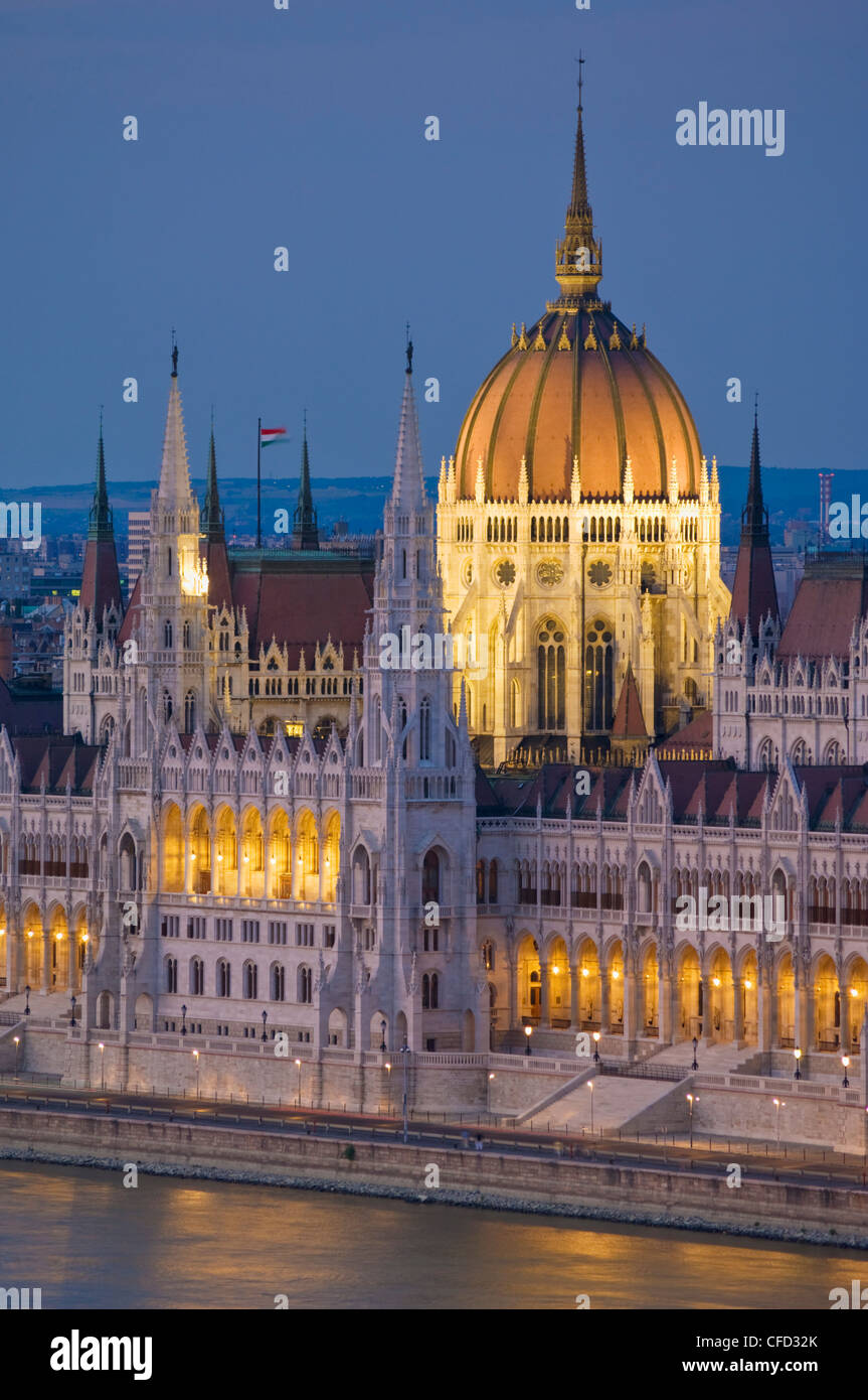 Le Parlement hongrois, illuminé la nuit, et le Danube, Budapest, Hongrie Banque D'Images