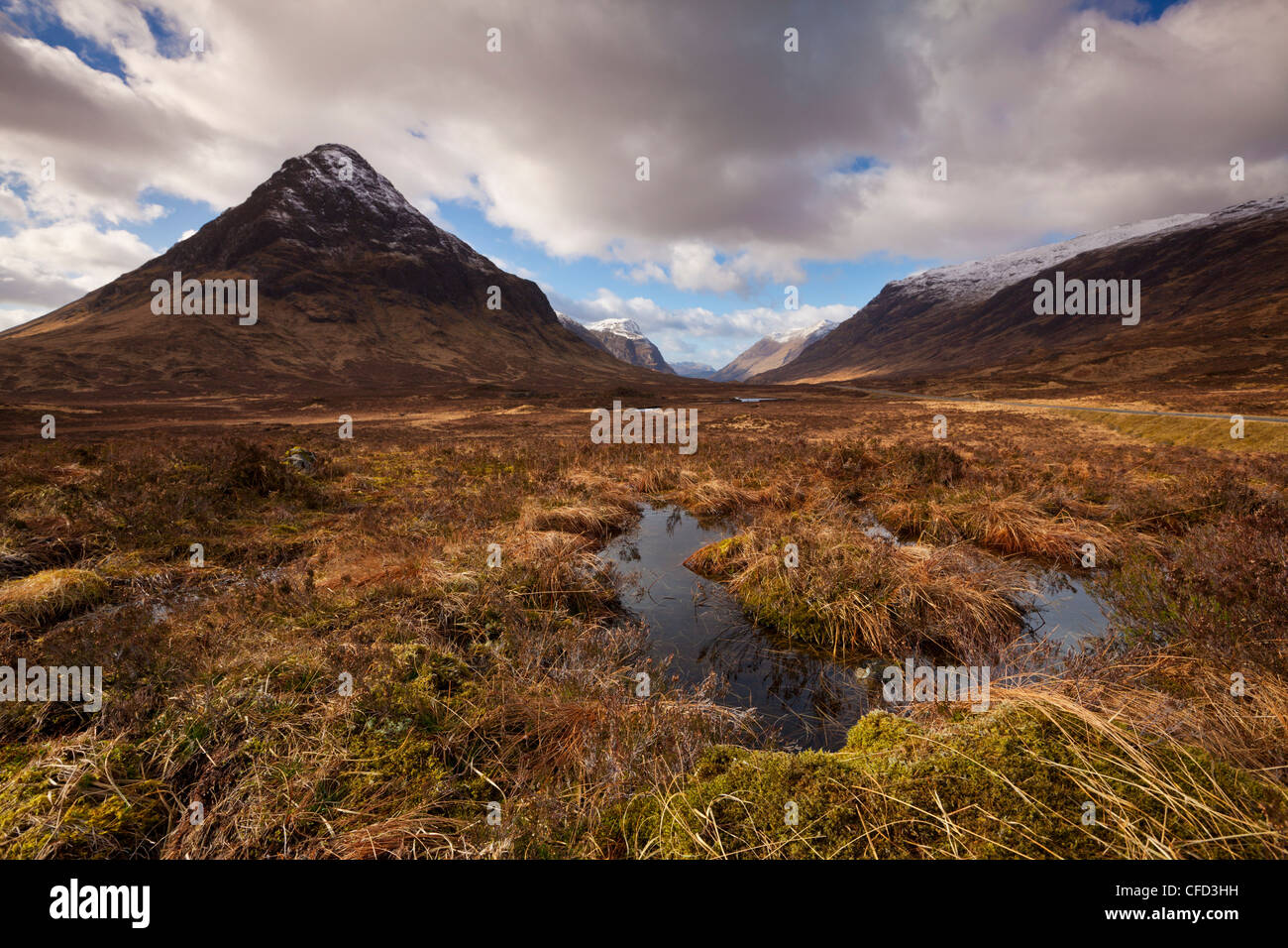 Buachaille Etive Beag, et petit lochan en haut de Glen Coe, Rannoch Moor, Highlands, Ecosse, Royaume-Uni, Europe Banque D'Images