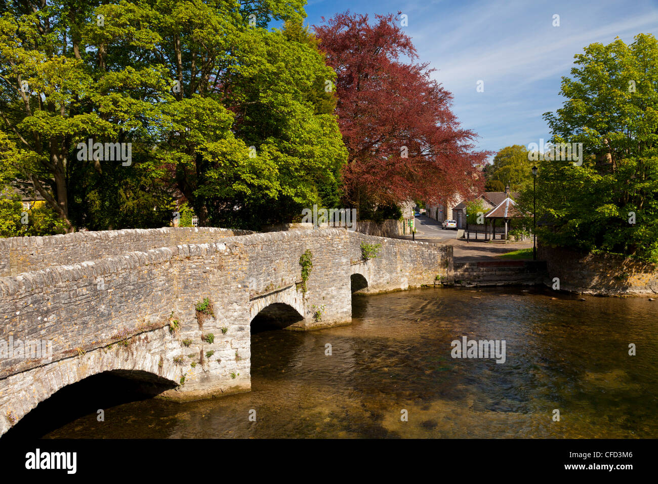 Le vieux pont sur la rivière Sheepwash à Wye Ashford dans l'eau, le parc national de Peak District, Derbyshire, Angleterre, RU Banque D'Images