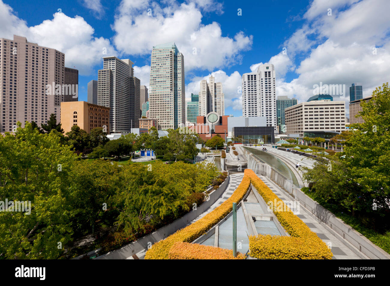 Les Jardins de Yerba Buena, à l'ombre du quartier des tours et le Museum of Modern Art, San Francisco, California, USA Banque D'Images