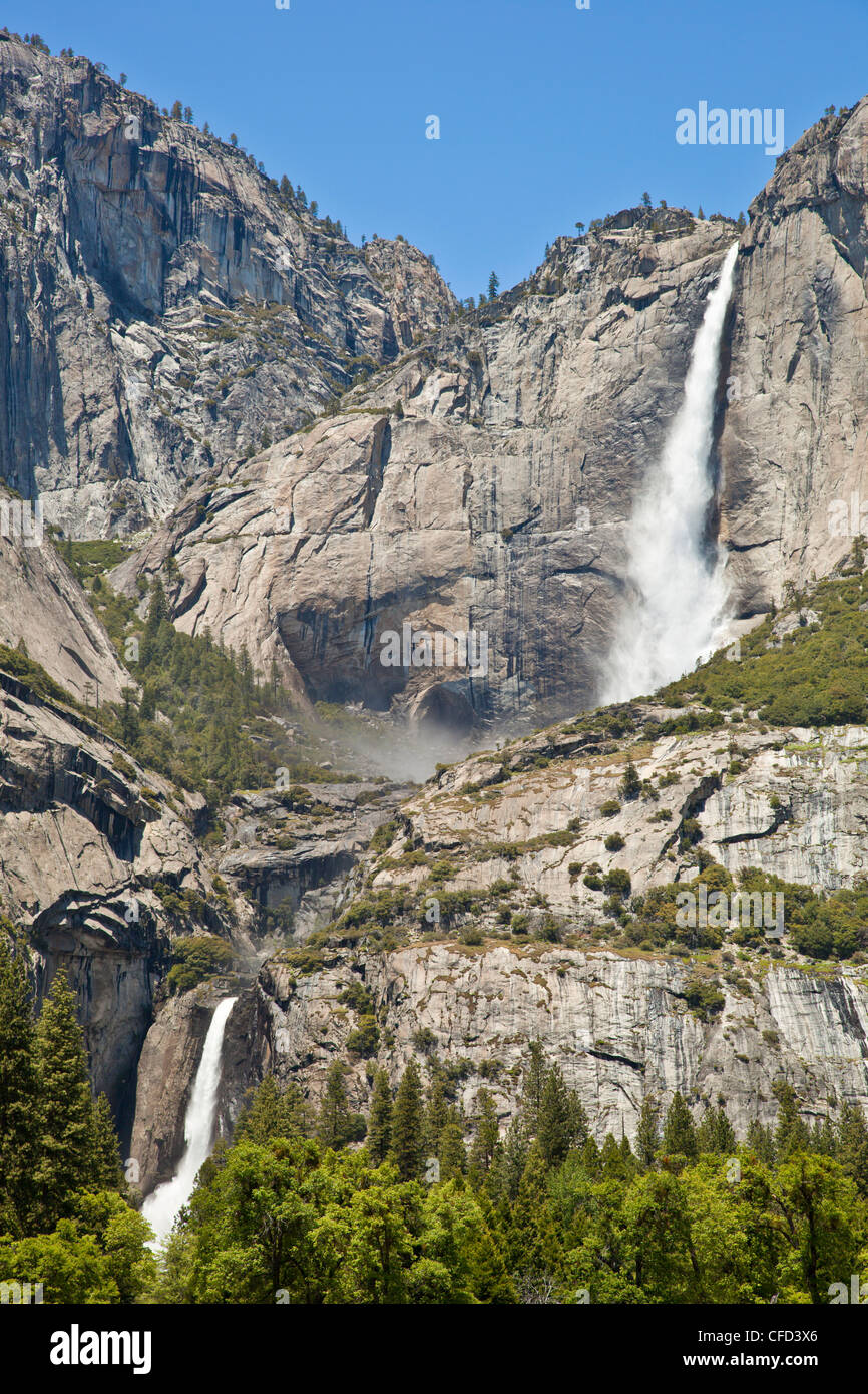 Yosemite Falls supérieure et inférieure, la vallée Yosemite, Yosemite National Park, la Sierra Nevada, Californie, USA Banque D'Images