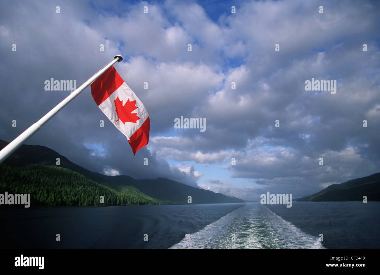 Vue arrière du ferry 'Queen of the North, le long de la côte centrale, le passage de l'intérieur de la Colombie-Britannique, Canada. Banque D'Images