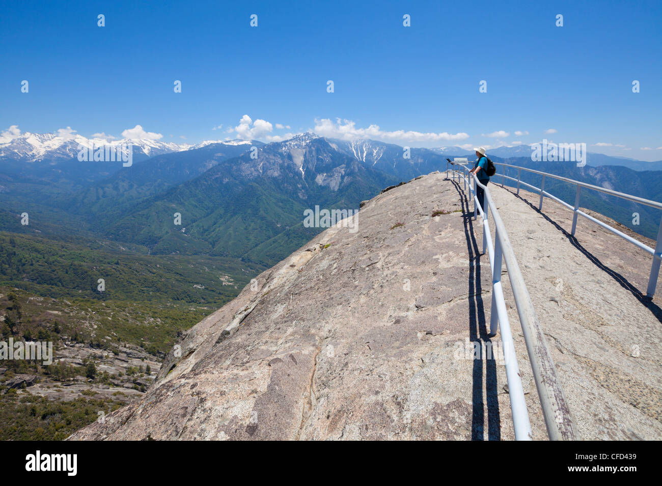 Randonneur sur haut de Moro Rock, à l'égard de Kings Canyon, Sequoia National Park, California, USA Banque D'Images
