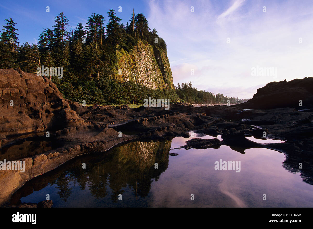 Queen Charlotte Islands - Haida Gwaii. La colline de remorquage sur l'île de Graham et de réflexion, en Colombie-Britannique, Canada. Banque D'Images