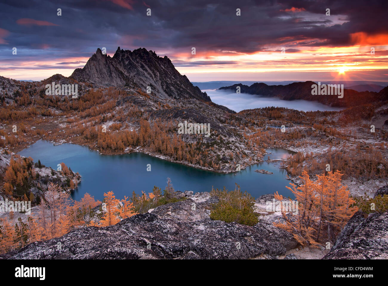 Lever du soleil sur le pic Prusik et supérieur les enchantements, les lacs de montagne désert, l'État de Washington, États-Unis d'Amérique Banque D'Images