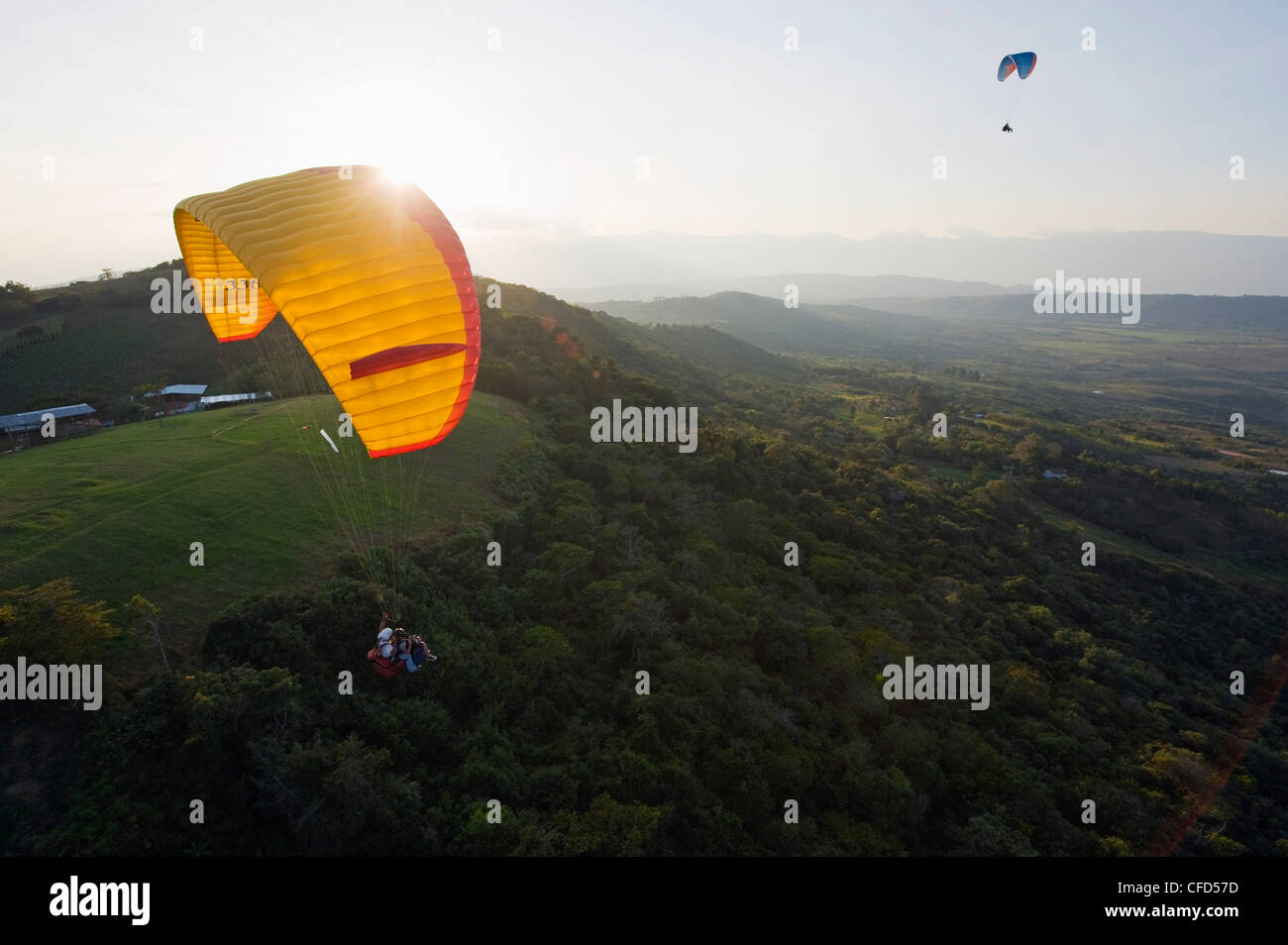 Parachute à San Gil, sports d'aventure capitale de la Colombie, San Gil, la Colombie, l'Amérique du Sud Banque D'Images