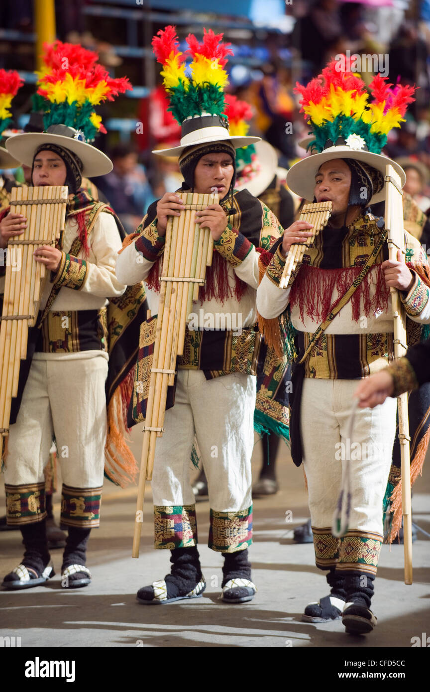 Les musiciens jouer de la flûte pendant le Carnaval d'Oruro, Oruro, Bolivie, Amérique du Sud Banque D'Images