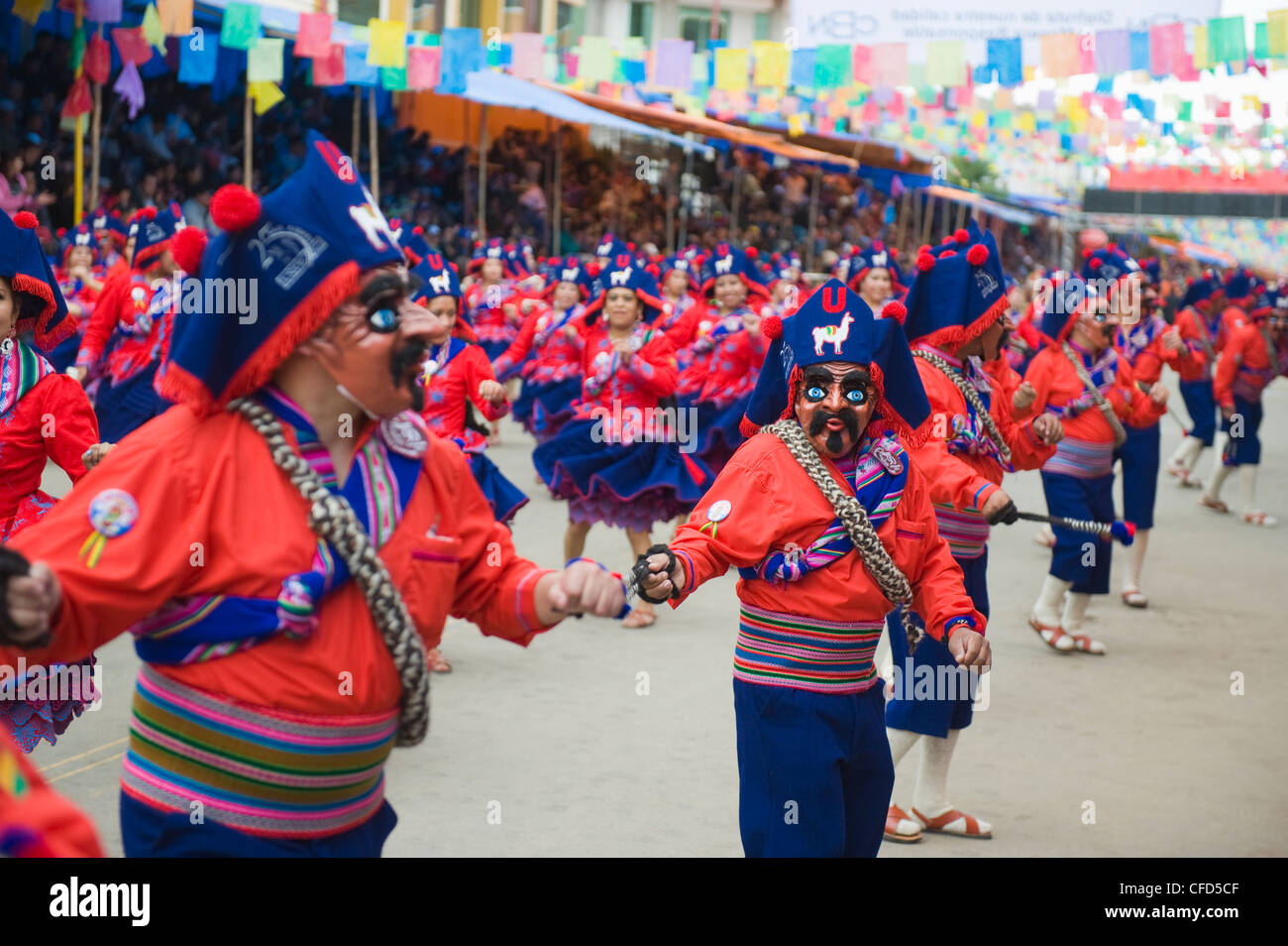 Les femmes La danse de parade au carnaval d'Oruro, Oruro, Bolivie, Amérique du Sud Banque D'Images