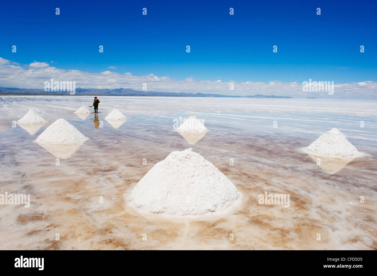 L'homme de recueillir le sel, Salir de Uyuni, salines, Bolivie, Amérique du Sud Banque D'Images