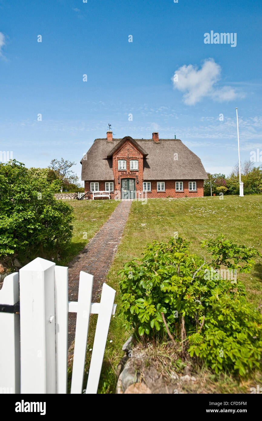 Maison au toit de chaume dans la lumière du soleil à Liste, île de Sylt, Schleswig Holstein, Allemagne, Europe Banque D'Images