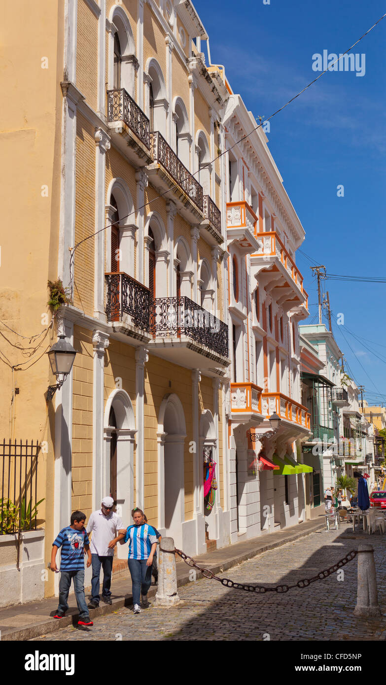 OLD SAN JUAN, Puerto Rico - les gens sur le trottoir de bâtiments historiques avec des balcons sur la calle del Cristo. Banque D'Images