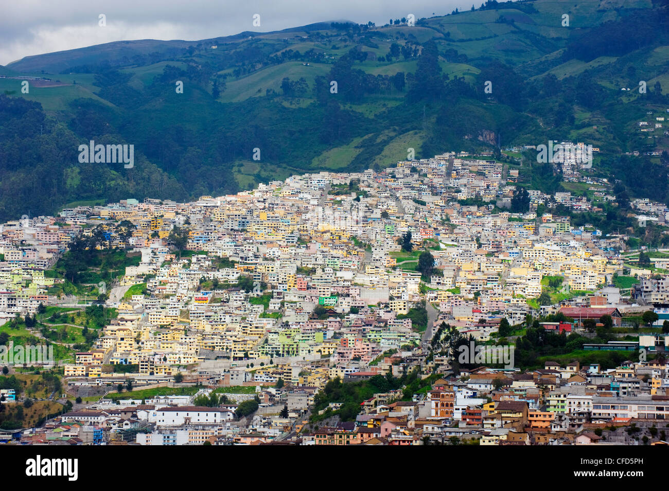 Maisons colorées de la vieille ville, site du patrimoine mondial de l'UNESCO, Quito, Equateur, Amérique du Sud Banque D'Images
