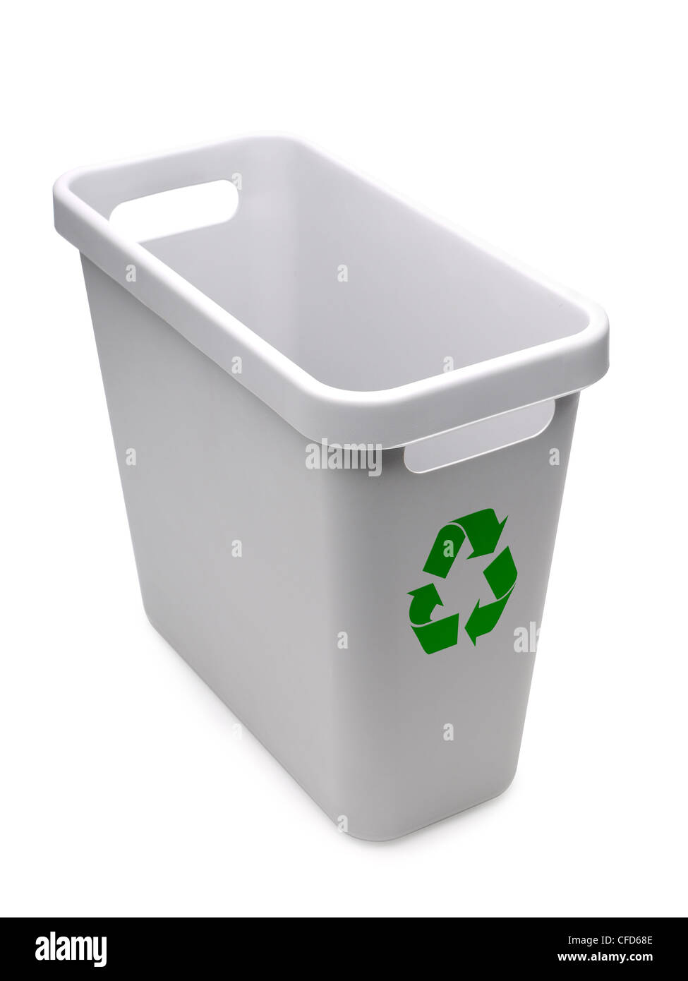 Videz la corbeille en plastique gris avec logo de recyclage vert sur fond blanc Banque D'Images