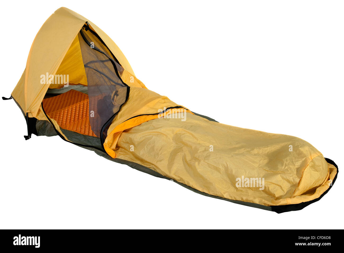Sac bivouac jaune pour expédition solo minimaliste camping, ouvert entrée  avec moustiquaire, matelas en mousse à l'intérieur Photo Stock - Alamy