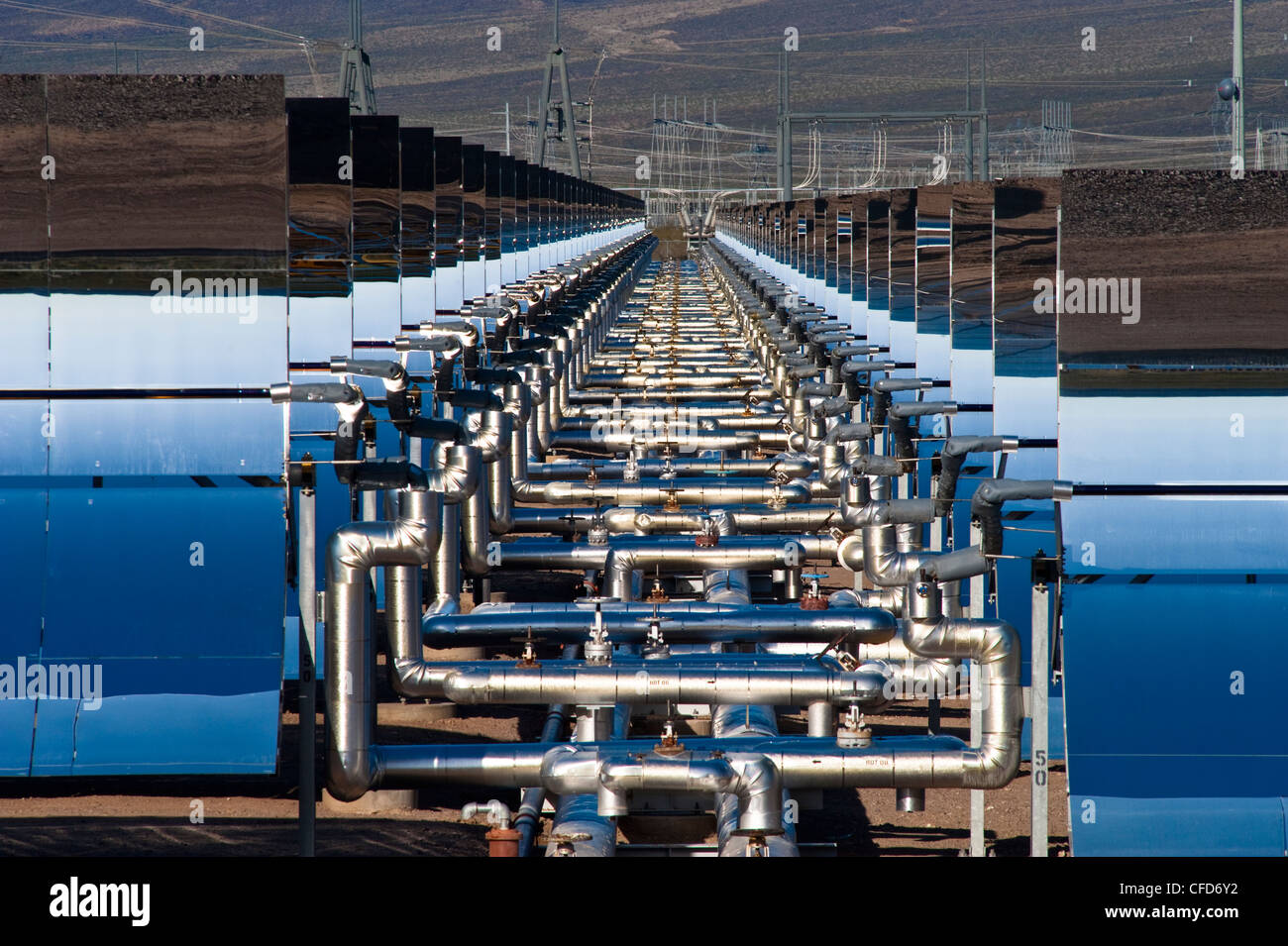 Les tuyaux d'huile solaire solaire l'un des miroirs paraboliques Banque D'Images