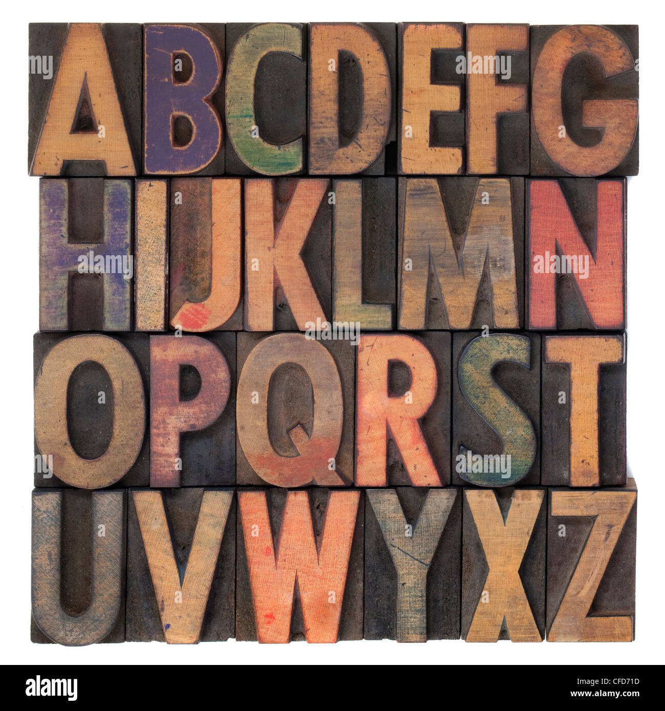 De l'alphabet (majuscule) en bois vintage type typogravure, tachée par l'encre de couleur différente, Banque D'Images