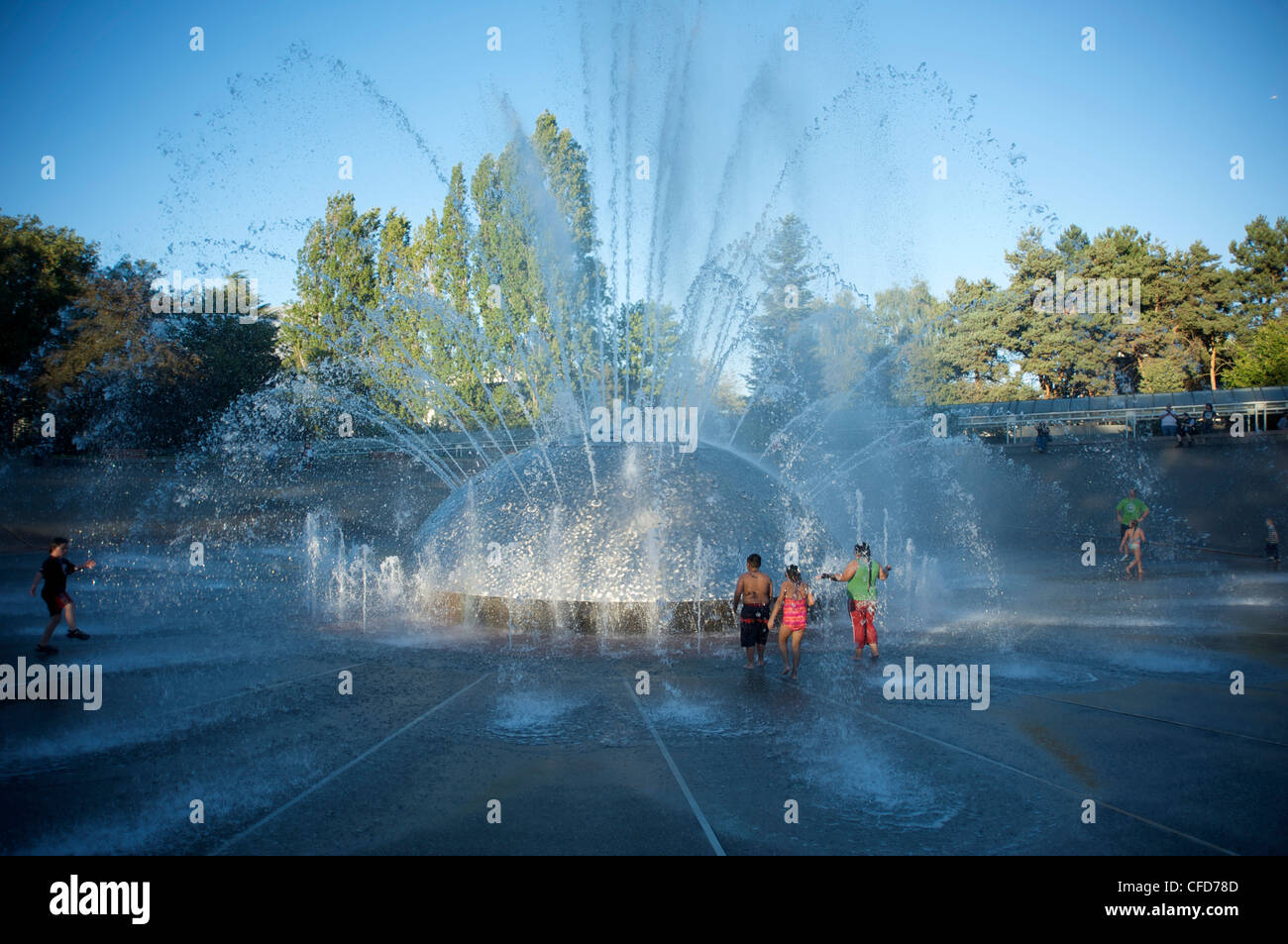 Les enfants jouent dans la fontaine au centre de Seattle, Seattle, État de Washington, États-Unis d'Amérique, Banque D'Images